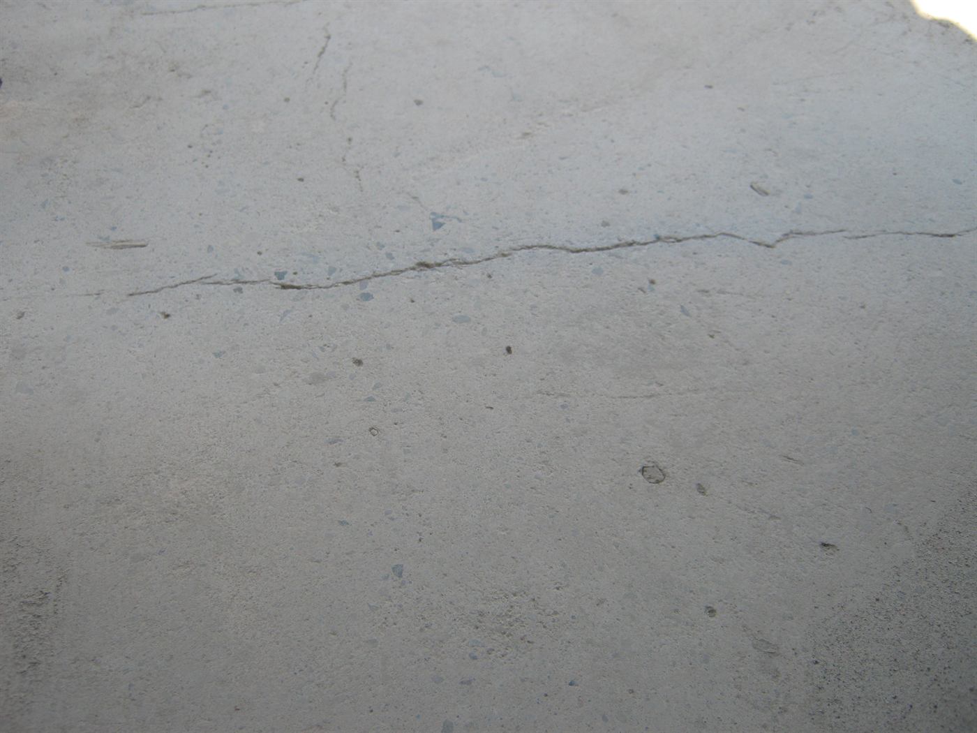 Fisura horizontal continua en un muro de concreto